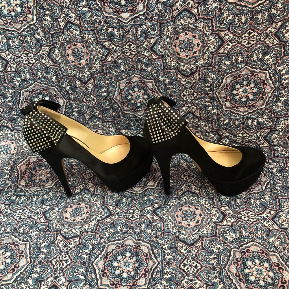 Betts heels, with bedazzled bow! - Picture 4 of 6